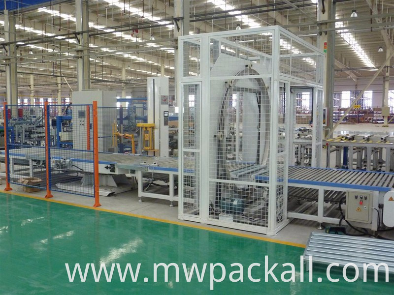 Horizontal wrapping machine with stretch film for packing tubes